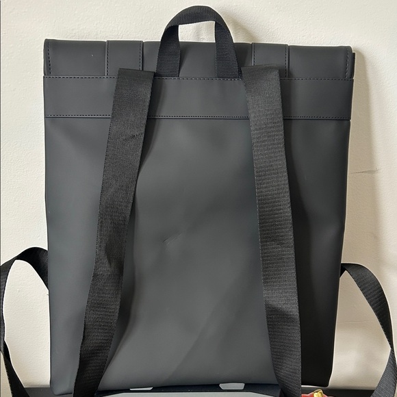 💼 Sleek & modern RAINS backpack in matte black! - Picture 4 of 11